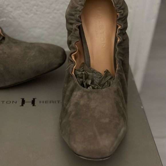 $75 NWT HALSTON Heritage Suede Pumps in Taupe SZ 7.5 - Picture 11 of 11